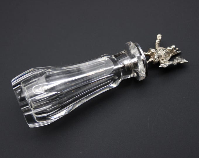 A Winchester 1905 'Trusty Servant' Silver Cayenne Pepper Pot & Spoon