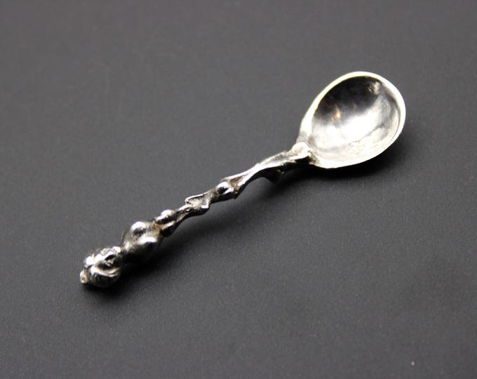 A Martin Sugar, London 1890, Silver 'Exotic' Style Snuff Spoon