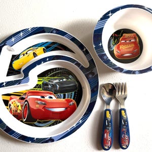 Plato llano dividido de Lightning McQueen, cuenco con tenedor y cuchara.