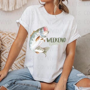 Op de afbeelding: Wit T-shirt met een groene aquarel-illustratie van een vis en de tekst "Weekend Hook"