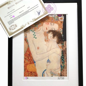 Può includere: Una stampa incorniciata del dipinto di Gustav Klimt "Il Bacio". Il dipinto raffigura due figure, una donna e un uomo, che si abbracciano in un campo di fiori. La donna indossa una veste fluida e l'uomo indossa un abito. Lo sfondo è un campo di fiori in tonalità oro, arancio e rosso.