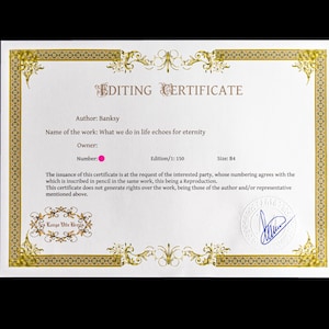 Puede incluir: Un certificado rectangular blanco titulado EDITING CERTIFICATE con bordes decorativos dorados. Indica Author: Banksy, Name of the work: What we do in life echoes for eternity, Edition/1: 150 y Size: B4. Incluye un punto rosa y una firma en tinta azul.