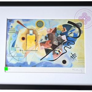 Può includere: Una stampa d'arte astratta incorniciata che presenta forme geometriche in tonalità di blu, giallo, rosso e nero su uno sfondo bianco. La stampa è firmata "Kandinsky" nell'angolo in basso a destra.