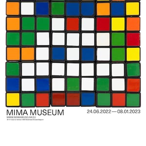 Może przedstawiać: Duży, kolorowy sześcian Rubika z czarnymi krawędziami, wyświetlany jako plakat na wystawę sztuki w Muzeum MIMA w Brukseli, Belgia. Tekst plakatu brzmi "INVADER RUBIKCUBIST" i zawiera daty "24.06.2022-08.01.2023".