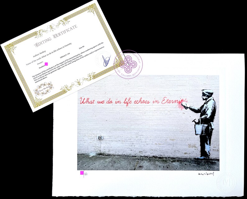 Puede incluir: Una impresi&oacute;n art&iacute;stica de Banksy titulada What we do in life echoes in Eternity que muestra a una persona pintando en una pared de ladrillo, acompa&ntilde;ada de un certificado con borde dorado, n&uacute;mero de edici&oacute;n 1/150 y un sello de galer&iacute;a.