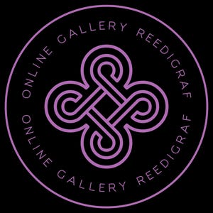 K&ouml;nnte beinhalten: Kreisf&ouml;rmiges Logo auf schwarzem Hintergrund. Das Logo zeigt ein stilisiertes, verschlungenes Design in hellem Lila, umgeben von den Worten "ONLINE GALLERY REEDIGRAF" in einem kreisf&ouml;rmigen Muster. Das Design ist symmetrisch und modern.