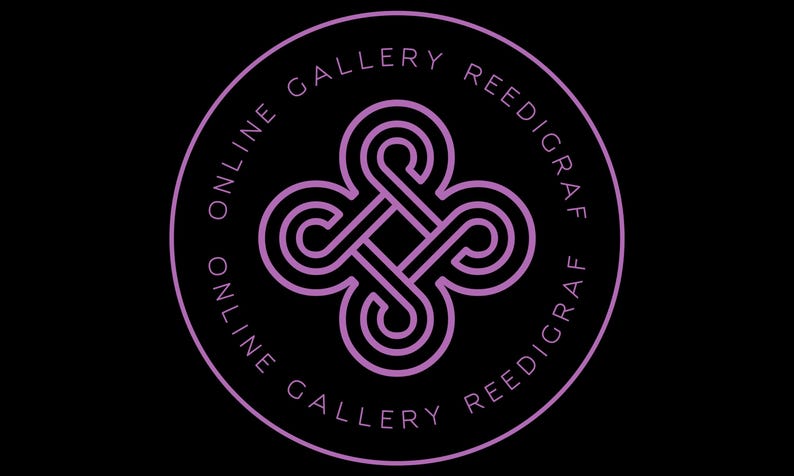 K&ouml;nnte beinhalten: Kreisf&ouml;rmiges Logo auf schwarzem Hintergrund. Das Logo zeigt ein stilisiertes, verschlungenes Design in hellem Lila, umgeben von den Worten "ONLINE GALLERY REEDIGRAF" in einem kreisf&ouml;rmigen Muster. Das Design ist symmetrisch und modern.