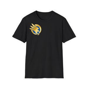 Puede incluir: Camiseta negra con un emblema dorado y azul de un pájaro estilizado dentro de un círculo. El emblema está en el lado izquierdo del pecho. La camiseta tiene mangas cortas y cuello redondo. Prenda casual.