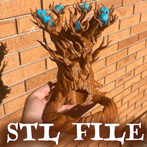 Può includere: Un porta dadi a forma di albero marrone con più rami, ognuno dei quali contiene un dado blu. Il porta dadi ha il testo "STL FILE" in basso. Il porta dadi è realizzato in materiale stampato in 3D.