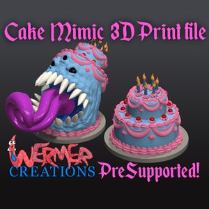 以下が含まれることがあります： 青いピンクのケーキミミックモンスターで、長い紫の舌があります。モンスターは3Dプリントモデルで、事前にサポートされています。画像の上部に「Cake Mimic 3D Print file」というテキストがあります。画像の下部に「WERMER CREATIONS PreSupported!」というテキストがあります。