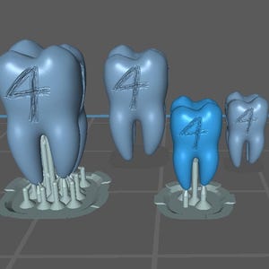 K&ouml;nnte beinhalten: Vier 3D-gedruckte Zahnmodelle in verschiedenen Gr&ouml;&szlig;en und Blaut&ouml;nen. Jeder Zahn tr&auml;gt die Zahl "4". Die Modelle sind an einer Basis befestigt.