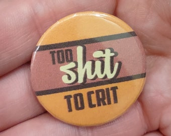 Too Sh*t To Crit DnD Pin - Button Badge D&D TTRPG voor Dungeons and Dragons Nerdy Fantasy