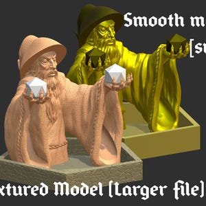 Op de afbeelding: Een 3D-geprint model van een tovenaar die een witte en een zwarte dobbelsteen vasthoudt. De tovenaar draagt een bruine robe en een punthoed. Het model is beschikbaar in twee versies: een glad model en een getextureerd model. Het gladde model is een kleiner bestand, terwijl het getextureerde model een groter bestand is.