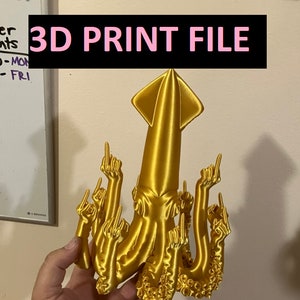 Puede incluir: Un calamar dorado impreso en 3D con múltiples brazos levantados en un gesto de dedo medio. El calamar tiene una cabeza grande con una aleta puntiaguda. El texto "3D PRINT FILE" se muestra sobre el calamar.