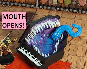 ピアノミミック - 口が開閉します！このミニチュアピアノに隠されたミミックの口は、DNDプレイヤーを驚かせるでしょう。