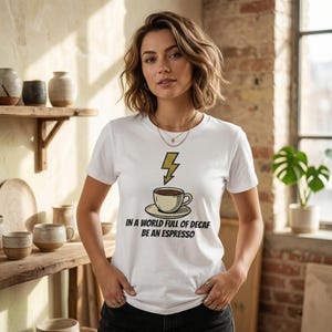 T-shirt van de bliksem van de koffie | T-shirt met print Espresso Energy | Grappig Cafeïne Power-shirt | Cadeaukleding elektrische barista