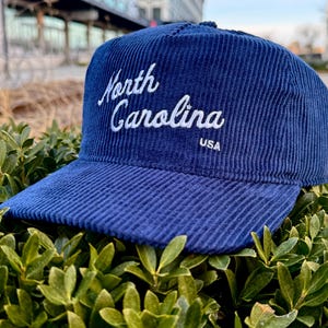 ノースカロライナ州、アメリカ合衆国 コーデュロイ スナップバックハット Twilight Navy Blue
