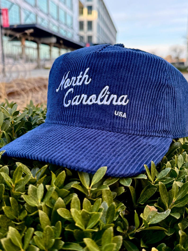 ノースカロライナ州、アメリカ合衆国 コーデュロイ スナップバックハット Twilight Navy Blue