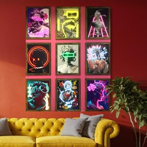 Puede incluir: Nueve impresiones enmarcadas de varias esculturas con acentos de neón. Las esculturas son de estilo clásico y presentan una variedad de poses y expresiones. Los marcos son todos dorados y tienen un diseño simple. Las impresiones están colgadas en una pared roja.