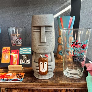 Tipsy Tiki w / Tiki Bob und Moai Tiki Mug w / All 4 DTB Swizzle Sticks 7,5 &quot;Cup Rare New Box Handmade Fun Grey