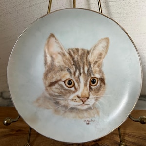 Plato decorativo de pared vintage de gato pintado a mano, década de 1980, firmado por un artista.