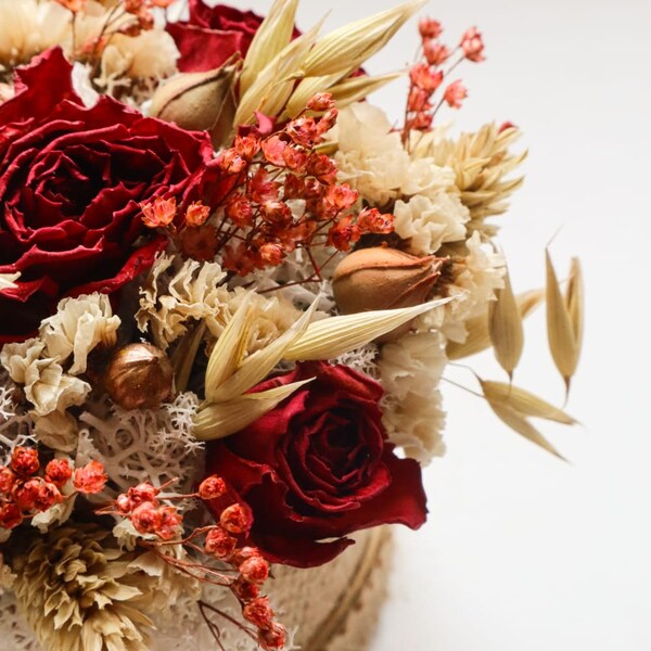 Composition de fleurs séchées rouge blanc or , Boite coeur en toile de jute