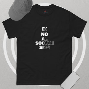 以下が含まれることがあります： 白文字で「DI NO AL SOCIALISMO」と書かれた黒いTシャツです。