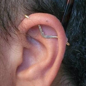 Ohrstecker mit Goldfüllung, V-förmiger Struktur, gewindelos / Industrial-Piercing-Stecker