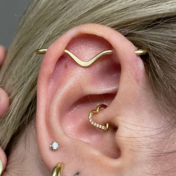 Piercing industrial con relleno de oro amarillo liso en forma de V, piercing industrial, barra industrial, joyería industrial, pendiente de oro para cartílago.