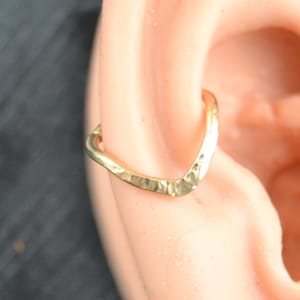 V Textured Gold Conch Earring, Conch Jewelry, Conch Hoop, Conch Piercing, Cartilage Earring, Cartilage Hoop, Cartilage Ring, Gold Conch