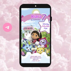 Puede incluir: Una invitación digital rosa y morada para una fiesta de cumpleaños. La invitación presenta un personaje de dibujos animados con un grupo de gatos. El texto de la invitación dice "Kiara cumple 7 años, sábado 8 de julio, 5 pm, Javier House 79394, Your Street Your City, Your 5678, -1 999-999-999".
