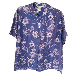 Camisa de seda con botones y estampado floral para mujer de Melrose Design Group, color morado, talla L, estilo vintage.