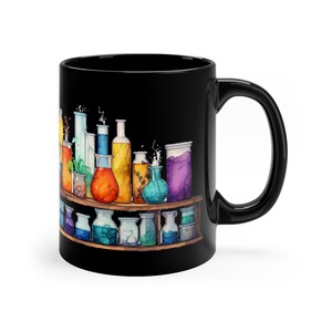 Puede incluir: Taza de cerámica negra con una ilustración colorida de un estante lleno de botellas y frascos de vidrio que contienen líquidos de diferentes colores. Las botellas y los frascos están dispuestos en una fila en el estante, y también hay algunas plantas pequeñas y otros objetos en el estante.