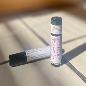Olio profumato di lillà vanigliato, a base di piccoli lotti di lillà della Pennsylvania, estratto biologico di bacche di vaniglia, bottiglia roll-on ambrata da 10 ml (0,3 oz)