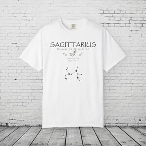 Camiseta del zodiaco Sagitario - Camiseta con mapa estelar de la constelación del arquero celestial - Regalo astrológico - Camiseta unisex minimalista de noche estrellada teñida en prenda