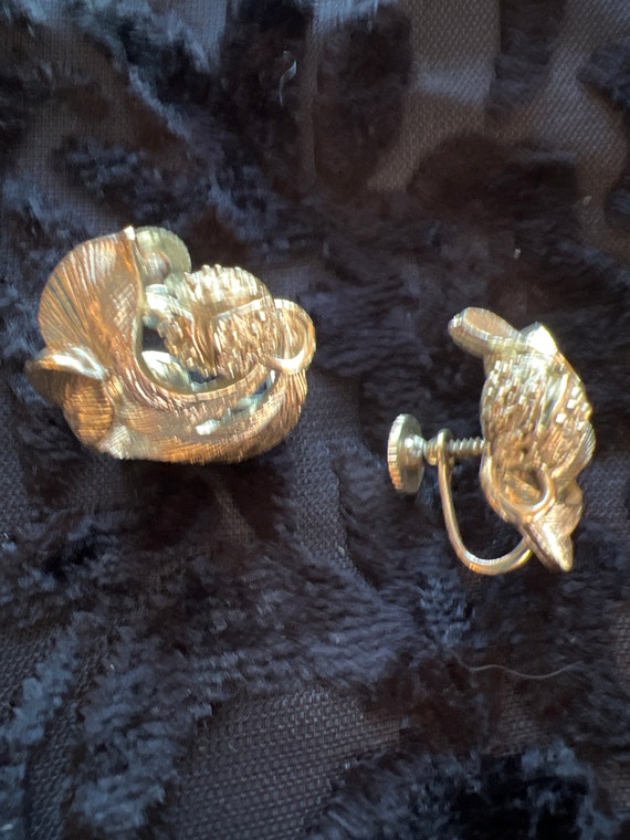 Vintage LISNER screw back earings