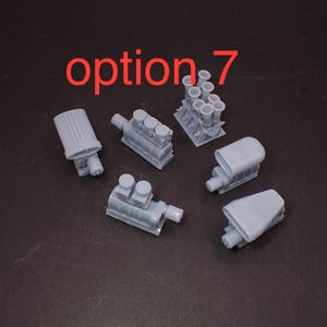 Puede incluir: Un conjunto de siete piezas de motor de coche modelo de plástico gris, que incluyen un sobrealimentador, un colector de admisión y un conjunto de ocho piezas de motor individuales. El texto "opción 7" es visible en la imagen.