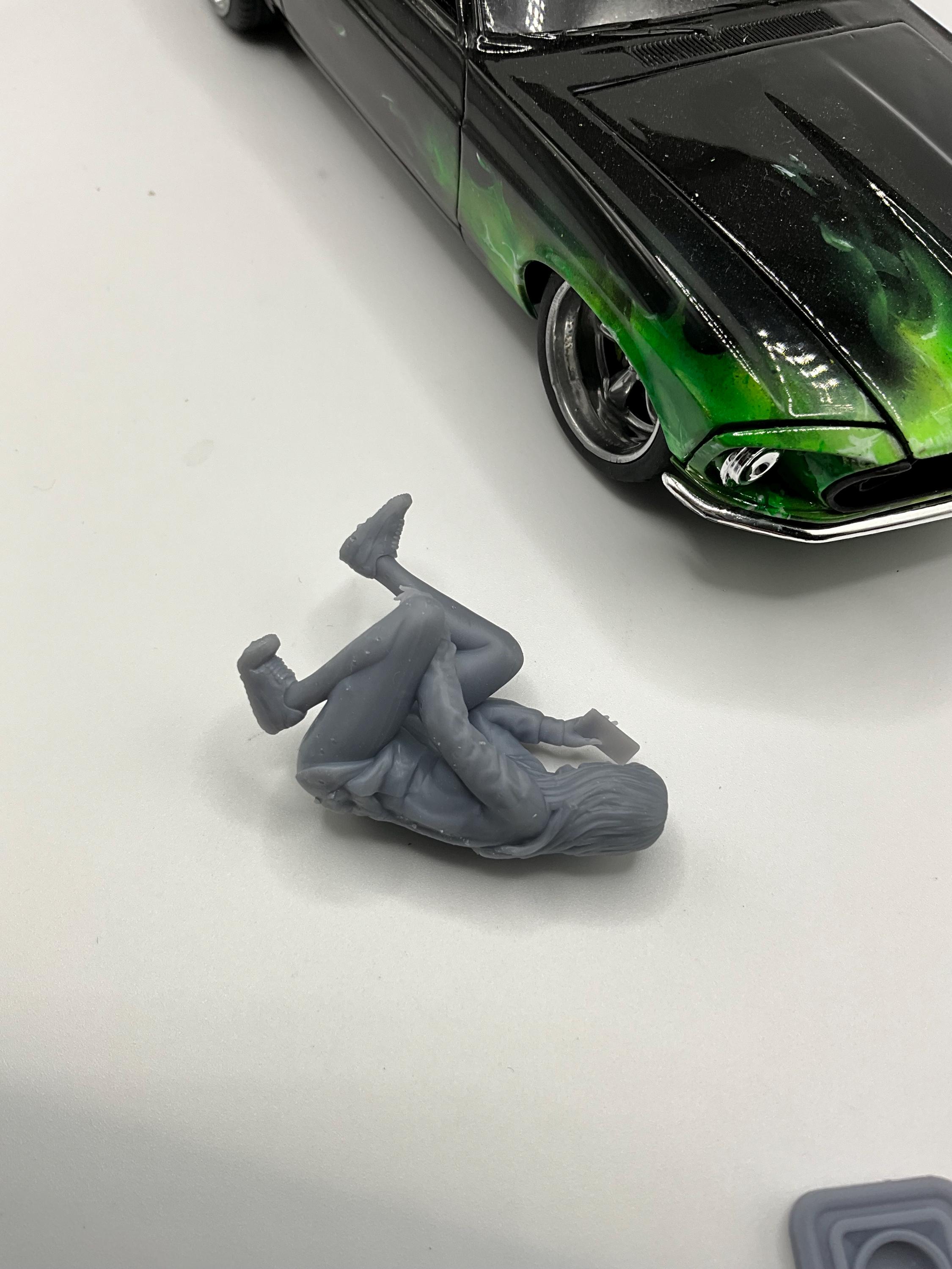 1/25 Scale Kneeling Selfie Girl - Etsy