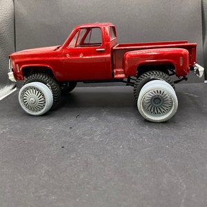 lift kit with 28” wheels and tires 1/25 scale