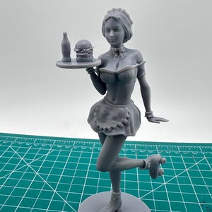 Impression en 3D d'une serveuse en patins à roulettes