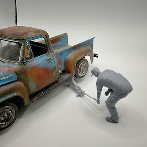 Dude with jack 1/25 scale for model car diorama