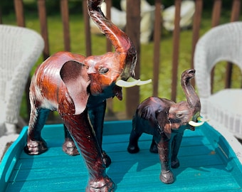 Figuritas de elefantes vintage forradas en cuero: estatuas de madre e hijo.