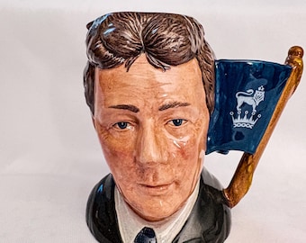 Taza Royal Doulton con el personaje Michael Doulton D6808 – Firmada personalmente en 1989 – Decorada a mano en Inglaterra