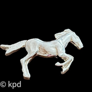 Vintage Galloping Horse Brooch – Silver Tone Equestrian Pin – Western Mid Century Costume Jewelry