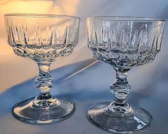 Juego de copas de cóctel vintage de vidrio prensado, con cuenco panelado y tallo facetado.