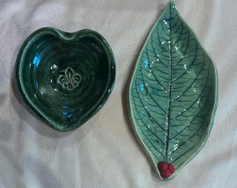 Juego de vajilla de cerámica Sooke firmada: cuenco con forma de corazón y bandeja con forma de hoja con diseño de flor de lis.