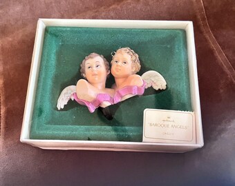 Adorno navideño de ángeles barrocos de Hallmark de 1983 en caja original.