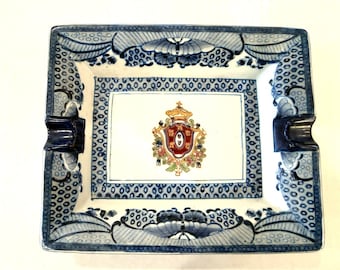 Cenicero rectangular vintage de cerámica Delft con borde de mariposa azul asiática.