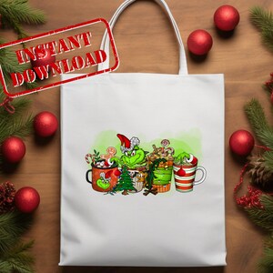 K&ouml;nnte beinhalten: Wei&szlig;e Einkaufstasche mit einer gr&uuml;nen Grinch-Figur, die drei Tassen mit hei&szlig;er Schokolade und Zuckerstangen h&auml;lt. Der Grinch tr&auml;gt eine rote Weihnachtsm&uuml;tze. Der Hintergrund ist ein Aquarell in Gr&uuml;n und Wei&szlig;.