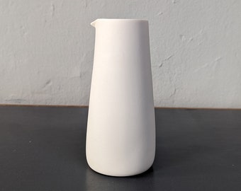 Handgemachter Wasserkrug in cremeweiß aus hochwertigem pigmentiertem Porzellan, Karaffe Bauhausstil mit schlichtem eleganten Design